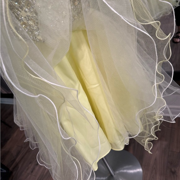 Adorable party/grad dress - Picture 8 of 9